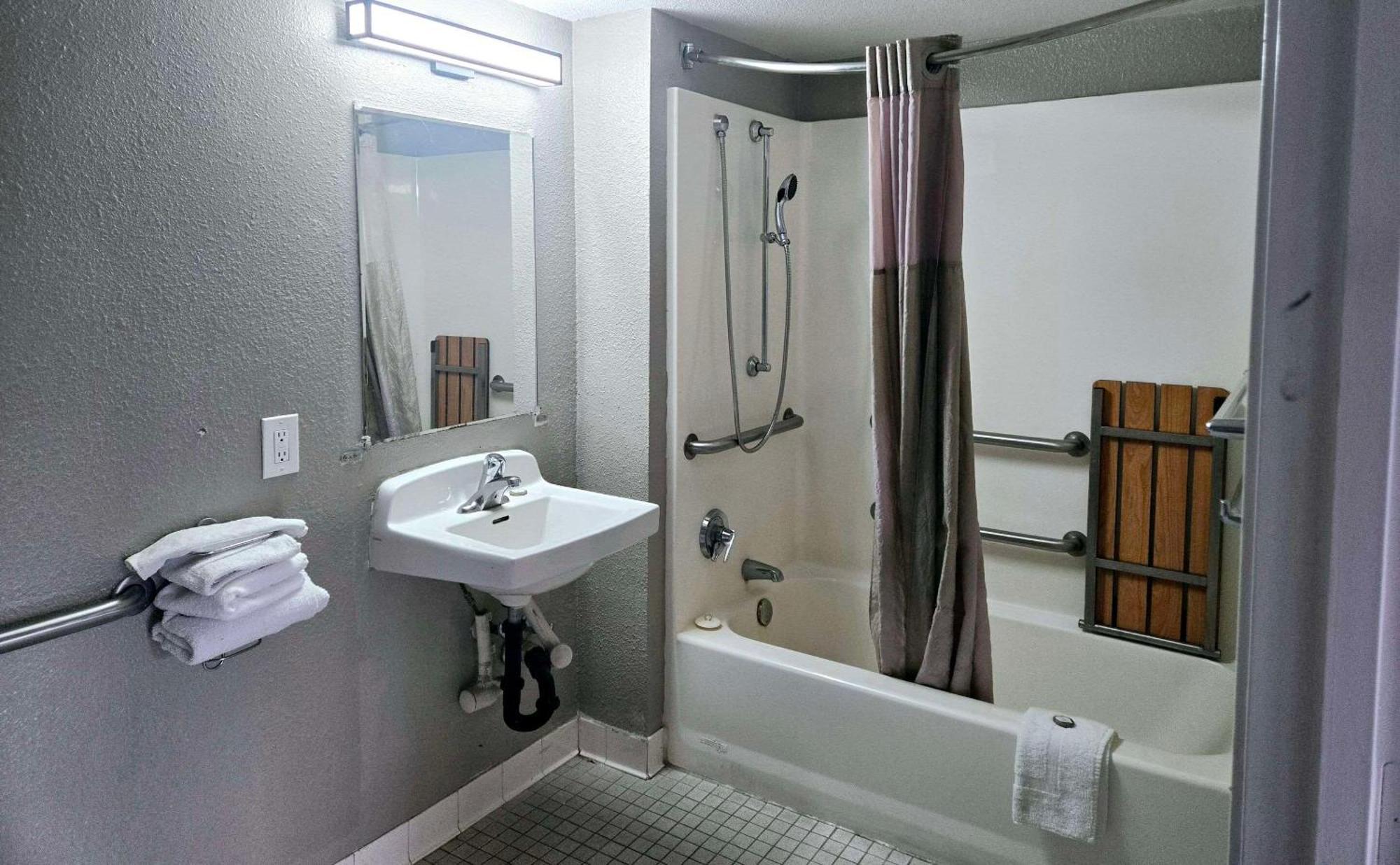 Park Inn By Radisson, Tracy Exteriér fotografie
